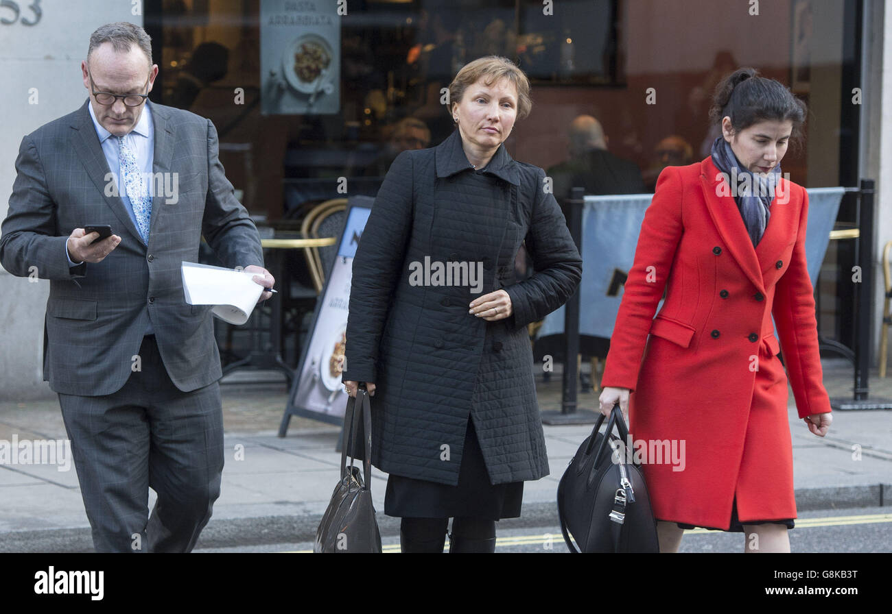 Marina Litvinenko (centro) moglie dell'ex spia russa Alexander Litvinenko, arriva all'ufficio di casa a Londra per un incontro con il Segretario dell'interno Theresa May. Foto Stock