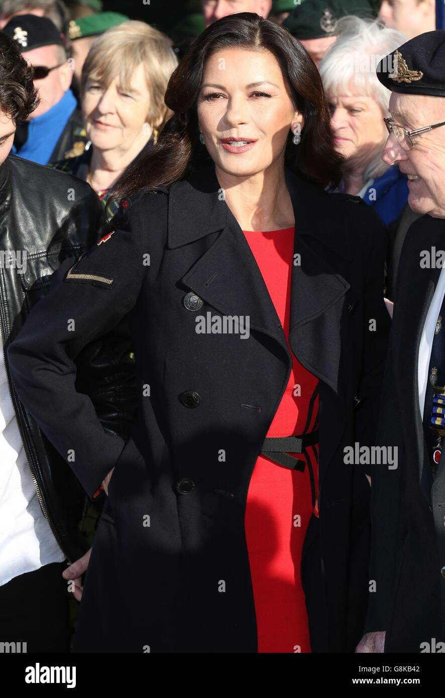 Catherine Zeta Jones partecipa a una speciale proiezione in anteprima del nuovo film dell'Esercito di papà alla base militare di Chicksands nel Bedfordshire, prima dell'uscita del film il 5 febbraio. Foto Stock