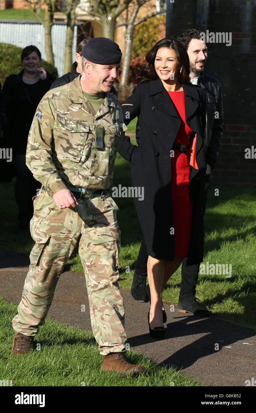 Catherine Zeta Jones e Blake Harrison partecipano a una speciale proiezione in anteprima del nuovo film dell'esercito del papà alla base militare di Chicksands nel Bedfordshire, prima dell'uscita del film il 5 febbraio. Foto Stock