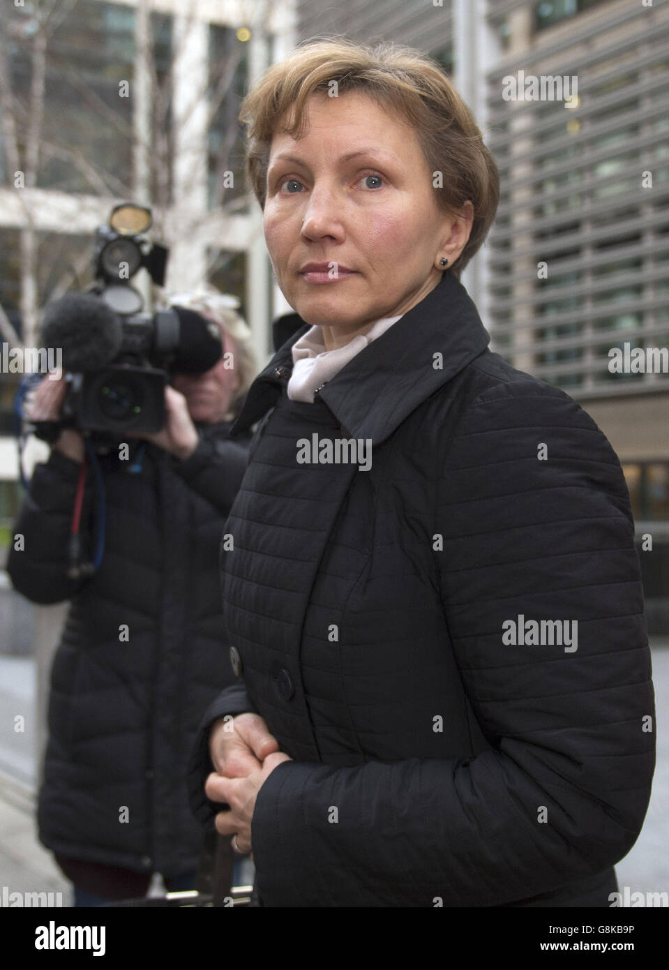 Marina Litvinenko, la moglie dell'ex spia russa Alexander Litvinenko, lascia l'ufficio domestico a Londra dopo un incontro con il Segretario dell'interno Theresa May. Foto Stock