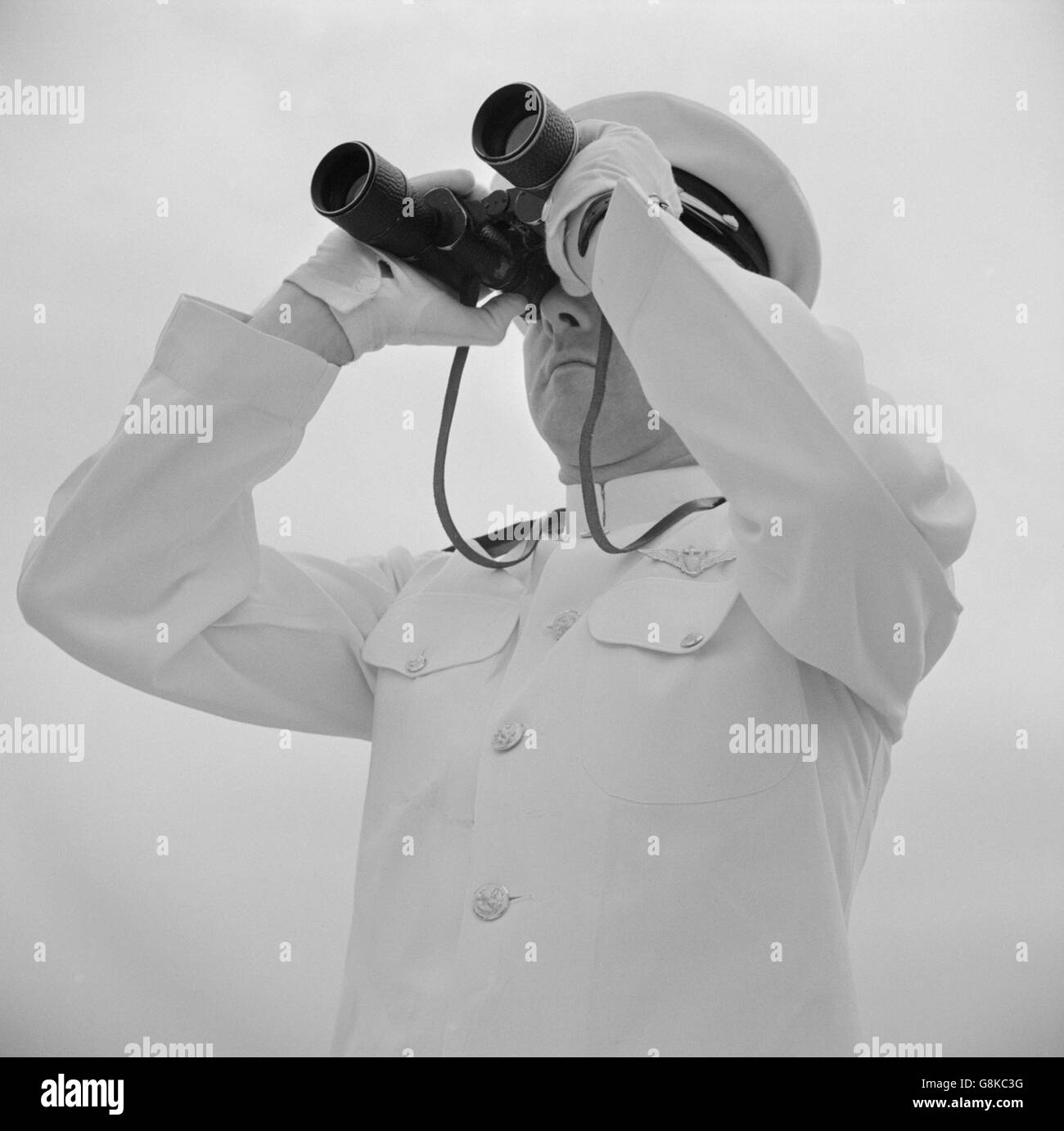 Addetto Navale guardando attraverso il binocolo, Anacostia, Washington DC, USA, John Collier per ufficio di informazione di guerra, Agosto 1941 Foto Stock