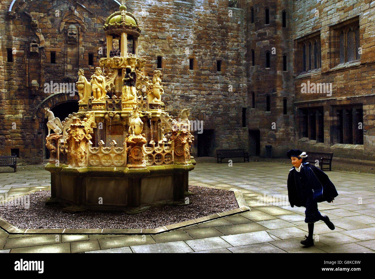 Una giovane guida, Craig Stevens corre intorno alla più antica fontana sopravvissuta in Gran Bretagna presso il Palazzo di Linlithgow vicino a Edimburgo. Commissionata nel 1537 da James V, è stata restaurata durante un progetto quinquennale dalla storica Scozia. Foto Stock