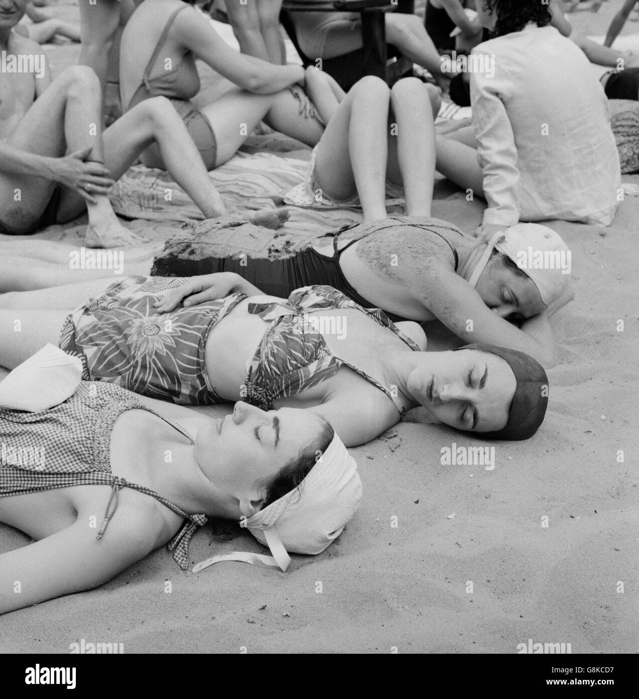 Sun bagnanti sulla spiaggia di sabbia al parco dei divertimenti di piscina, Glen Echo, Maryland, USA, Esther Bubley per ufficio di informazione di guerra, Luglio 1943 Foto Stock
