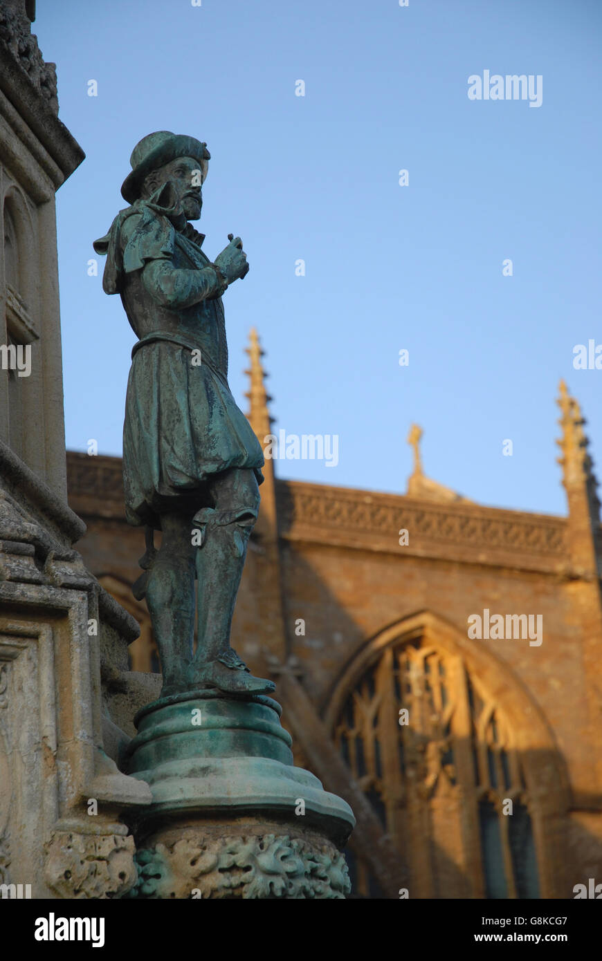 Sir Walter Raleigh sul Digby Memorial davanti a Sherborne Abbey e Sherborne, Dorset, Inghilterra Foto Stock