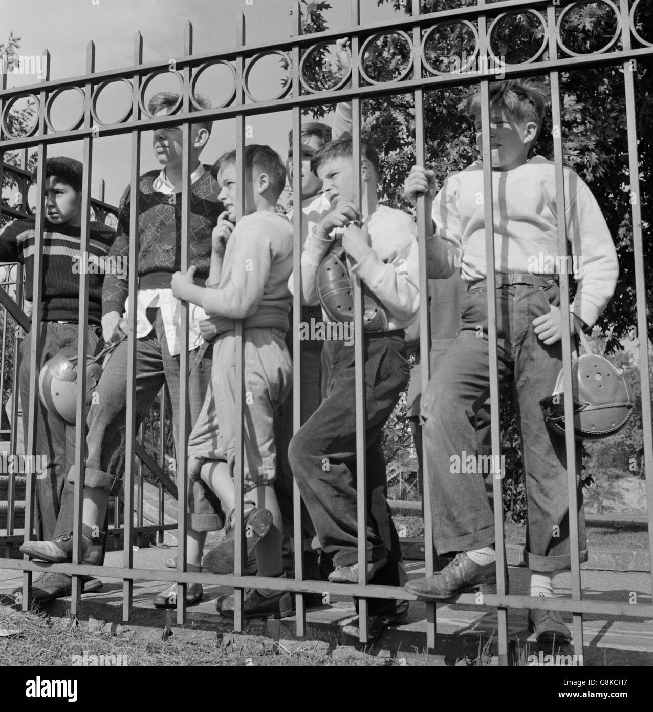 I giovani tifosi guardare High School del gioco del calcio attraverso la recinzione, Washington DC, Stati Uniti d'America, Esther Bubley per ufficio di informazione di guerra, Ottobre 1943 Foto Stock