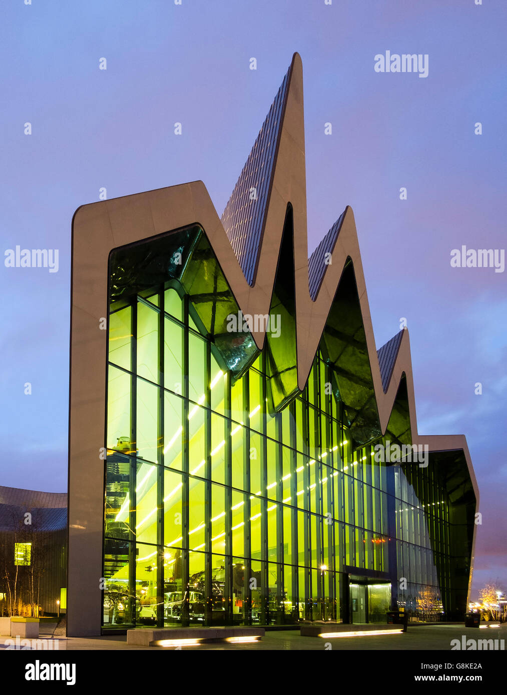 Vista notturna di Riverside Museum, casa del museo dei trasporti, a Glasgow in Scozia, Regno Unito Foto Stock