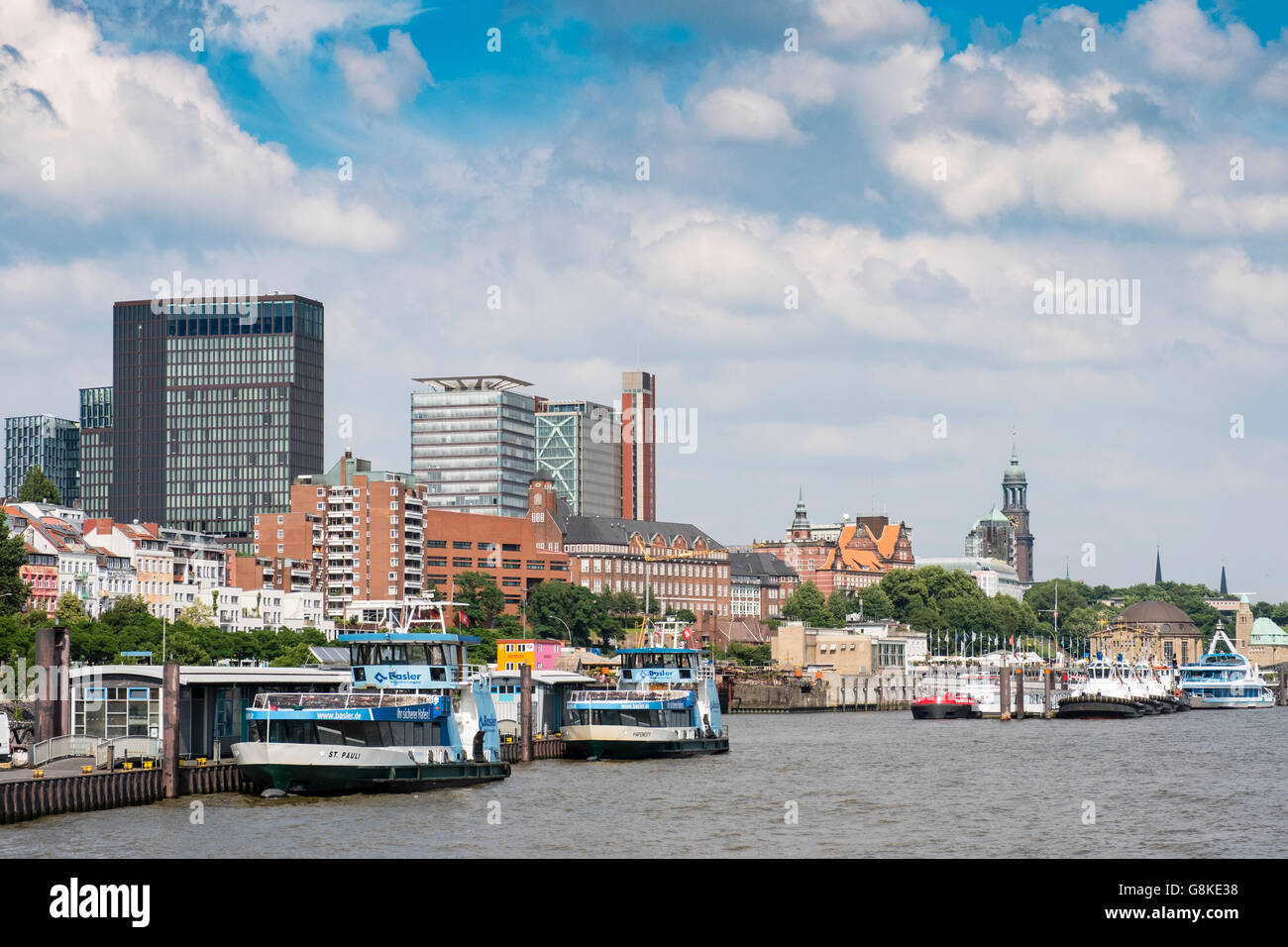 Skyline di Amburgo e attracco ponti dal fiume Elba in Germania Foto Stock