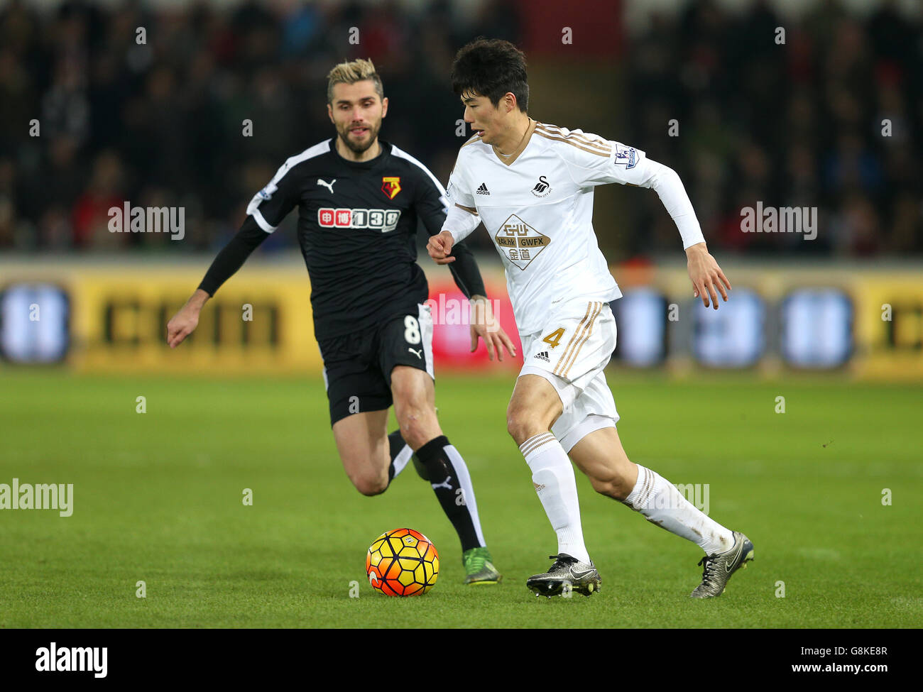 Swansea City / Watford - Barclays Premier League - Liberty Stadium. Il Ki Sung-yueng di Swansea City (a destra) e il Valon Behrami di Watford in azione. Foto Stock