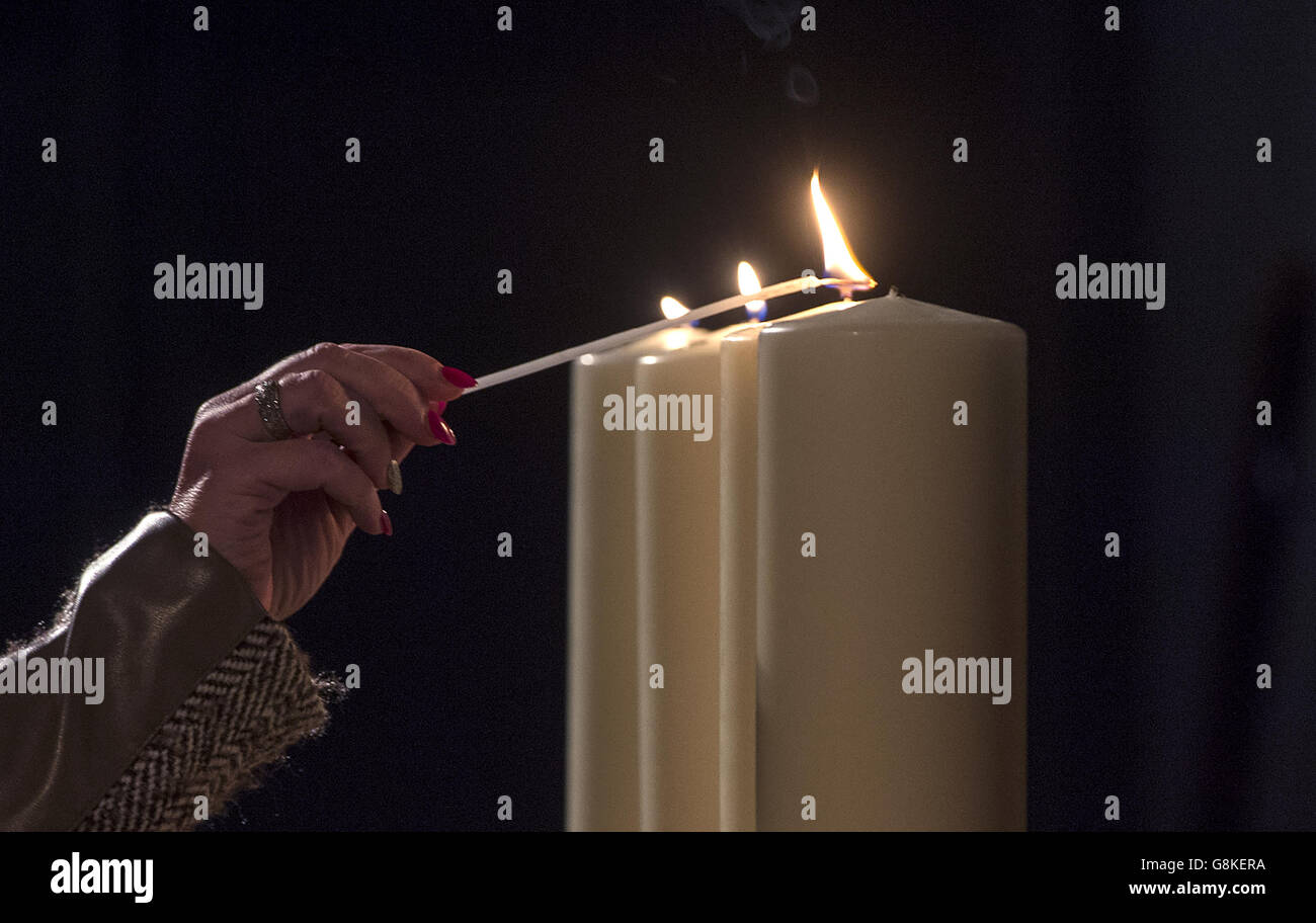 Le candele Memorial sono accese durante un evento commemorativo del giorno del Memoriale dell'Olocausto presso l'Imperial War Museum di Londra. Foto Stock