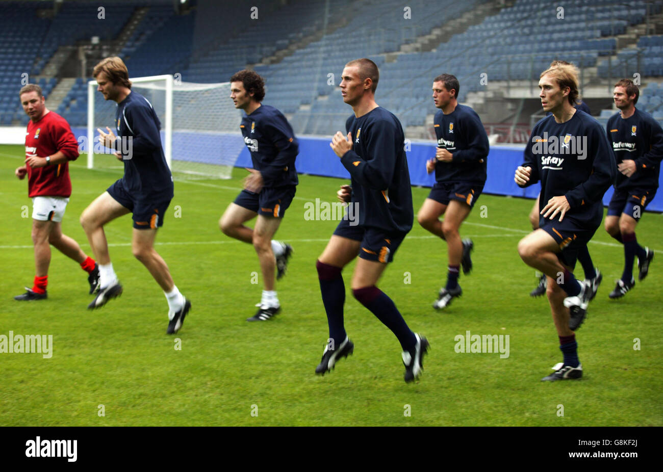 L'allenatore scozzese Ally McCoist (all'estrema sinistra) istruisce i giocatori (L-R), Steven Pressley, Christian Dailly , Kenny Miller e Peter Anderson durante una sessione di allenamento. Foto Stock