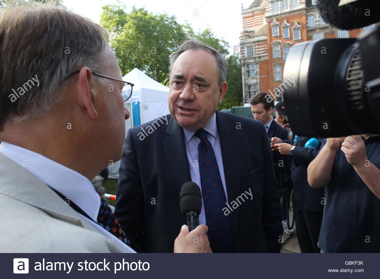 Alex Salmond prende le domande dal canale 4 News sulla scia del risultato del referendum. Egli ha ribadito la necessità che egli vide per d Foto Stock