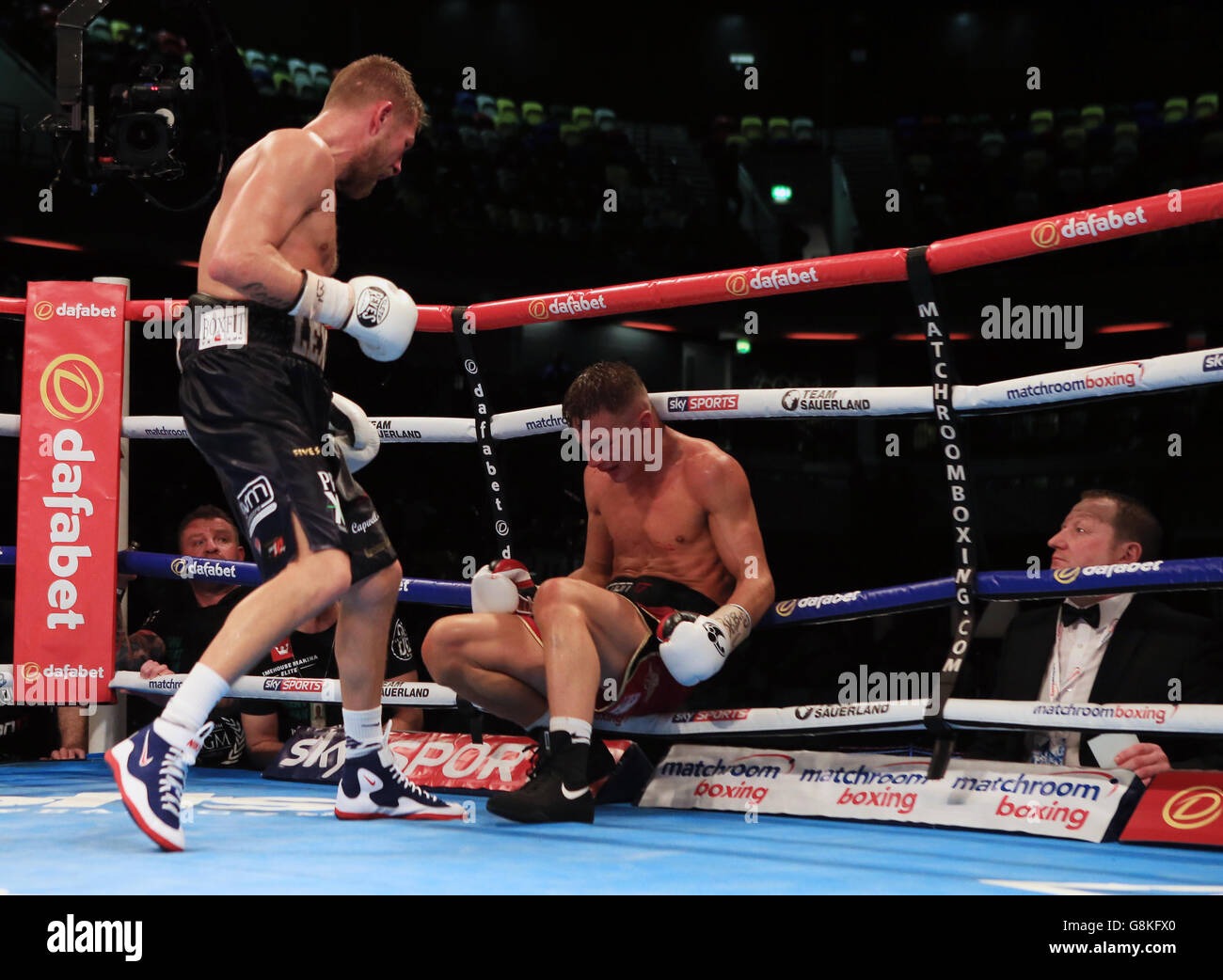 John Wayne Hibbert (a sinistra) bussa a Tommy Martin durante il loro campionato Commonwealth e WBC International Super-Lightweight alla Copper Box Arena, Londra. Foto Stock