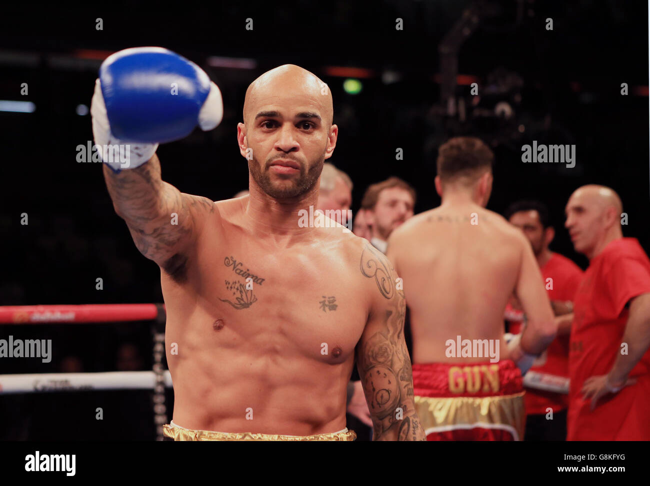 Leon McKenzie festeggia il suo finale del Campionato inglese Super-Middleweight Eliminator alla Copper Box Arena di Londra. Foto Stock