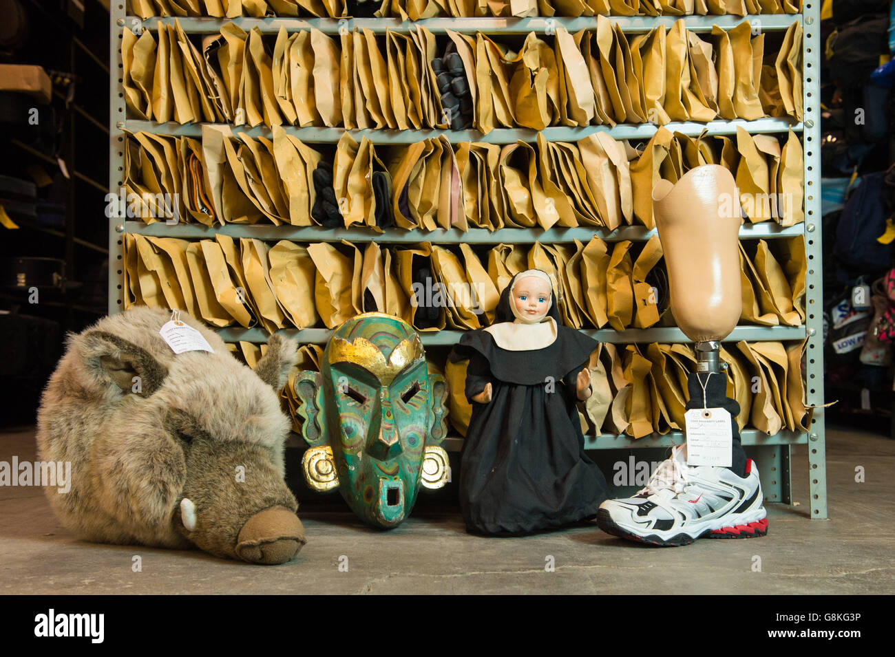 (Da sinistra a destra) una testa di un cinghiale giocattolo morbido, una maschera di legno intagliata, una bambola di monaca e una gamba protesica sono tra gli oggetti del Transport for London Lost Property Office, nel centro di Londra, che smista e memorizza gli oggetti lasciati sul sistema di trasporto pubblico di Londra. Foto Stock