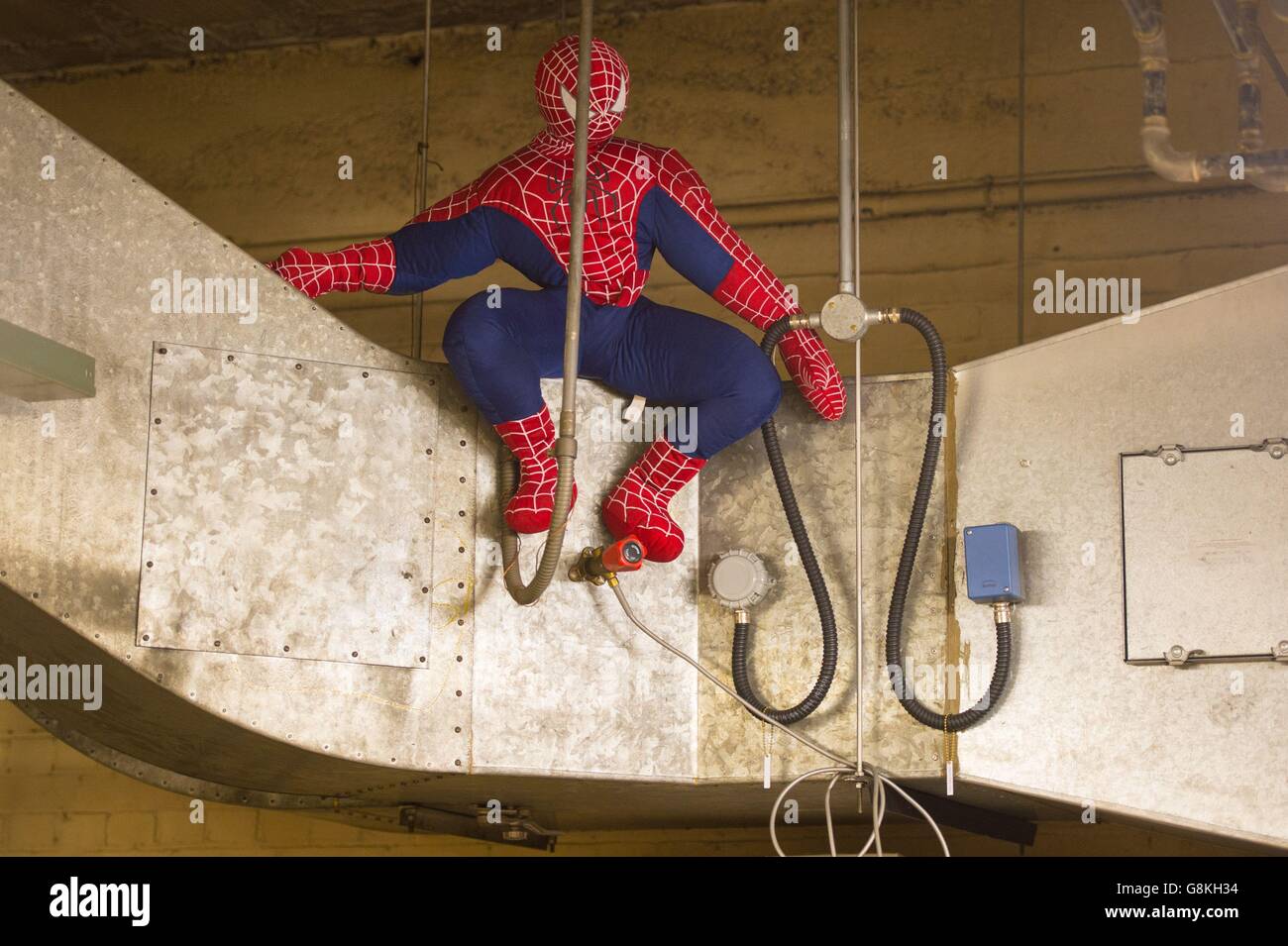 Un gigante peluche Spiderman si trova su un condotto d'aria, tra gli  oggetti del Transport for London Lost Property Office, nel centro di  Londra, che smista e memorizza gli oggetti lasciati sul