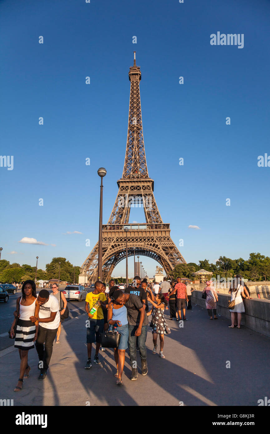 Turisti sotto la Torre Eiffel ( Tour Eiffel ) a Parigi, Francia Foto Stock