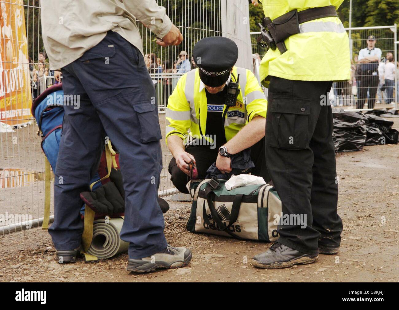 VFestival - Parco delle terre. Polizia che controlla una borsa dei festaioli. Foto Stock