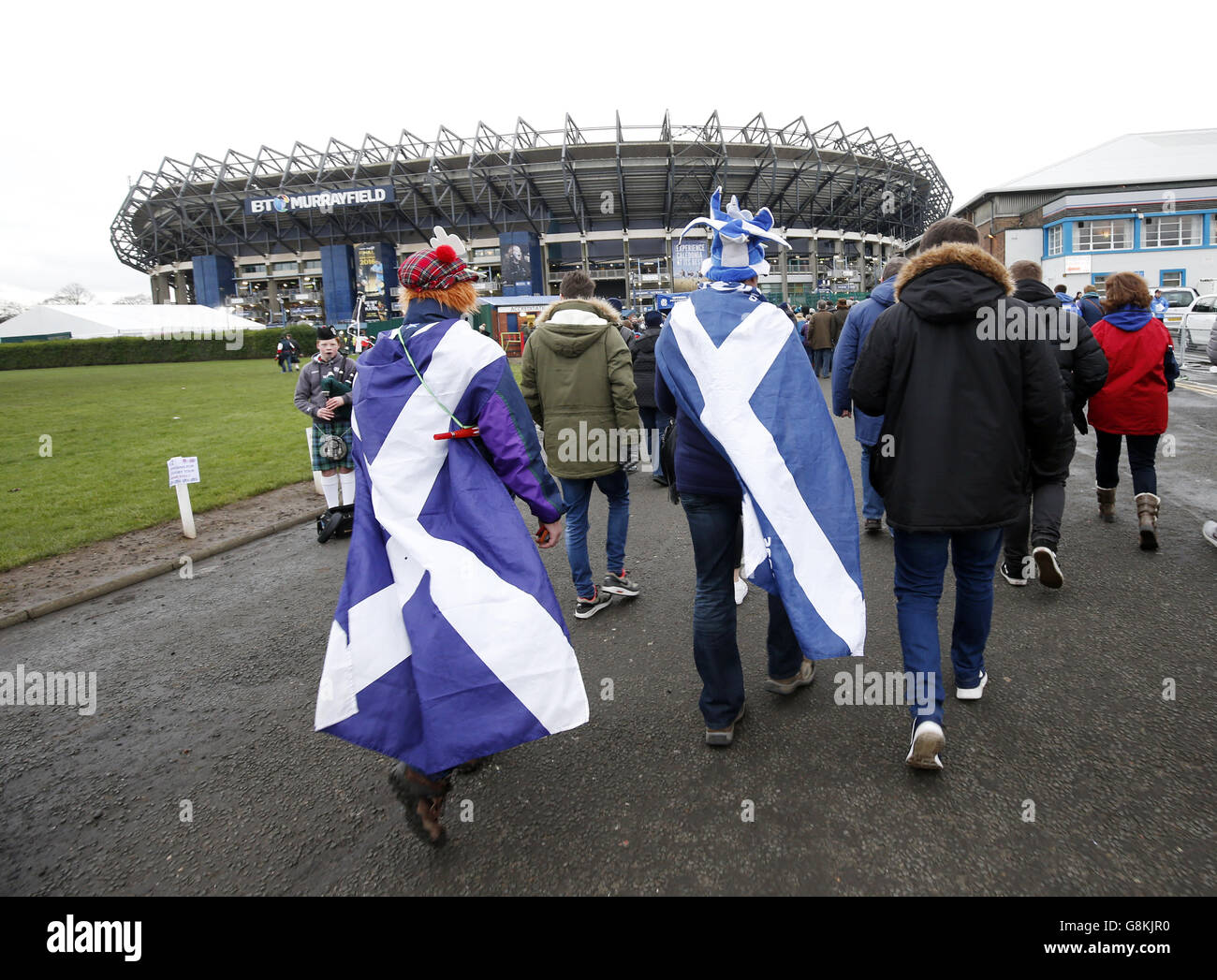 I tifosi in vista della partita RBS Six Nations del 2016 al BT Murrayfield Stadium di Edimburgo. Foto Stock