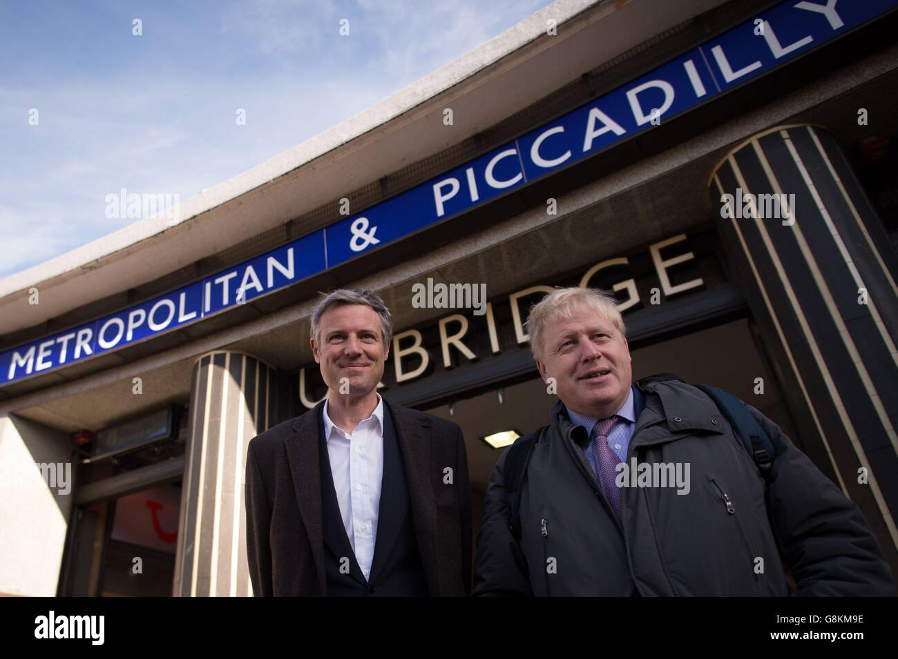 Il sindaco di Londra Boris Johnson (a destra) e il candidato sindaco conservatore Zac Goldsmith inseguono fuori dalla stazione della metropolitana di Uxbridge, mentre la corsa per il municipio si fa salire prima della votazione di maggio. Foto Stock