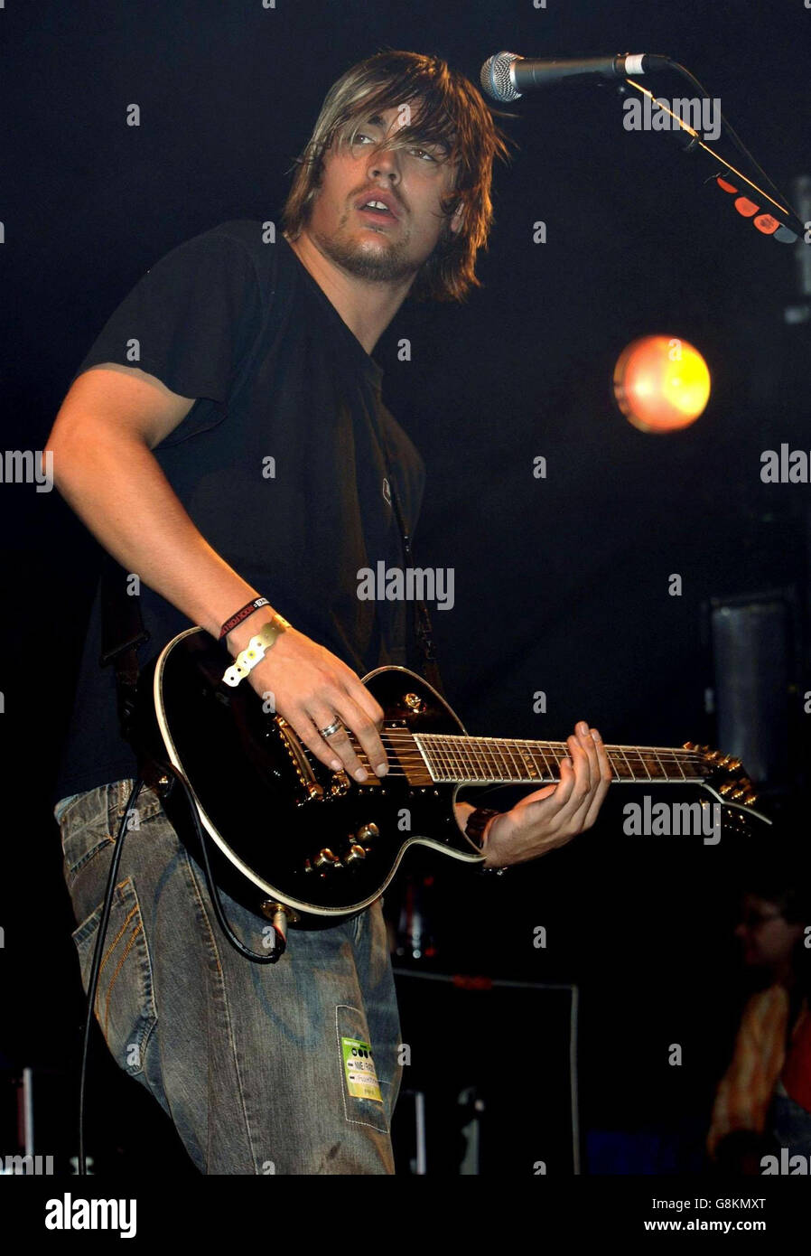 Charlie Simpson di Fightstar che si esibisce sul palco NME radio 1 durante il Reading Festival, nell'ambito del Carling Weekend di Reading, Berkshire, venerdì 26 agosto 2005. PREMERE ASSOCIAZIONE foto. Il credito fotografico dovrebbe essere: Yui Mok / PA Foto Stock