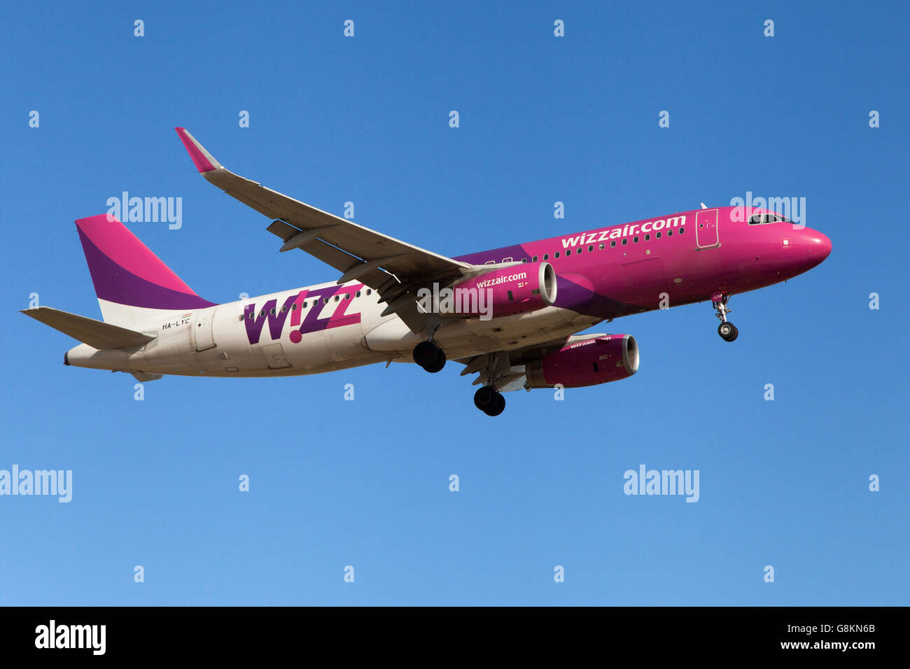 Un Wizz Air Airbus A320-200 avvicinamento all Aeroporto El Prat di Barcellona, Spagna. Foto Stock