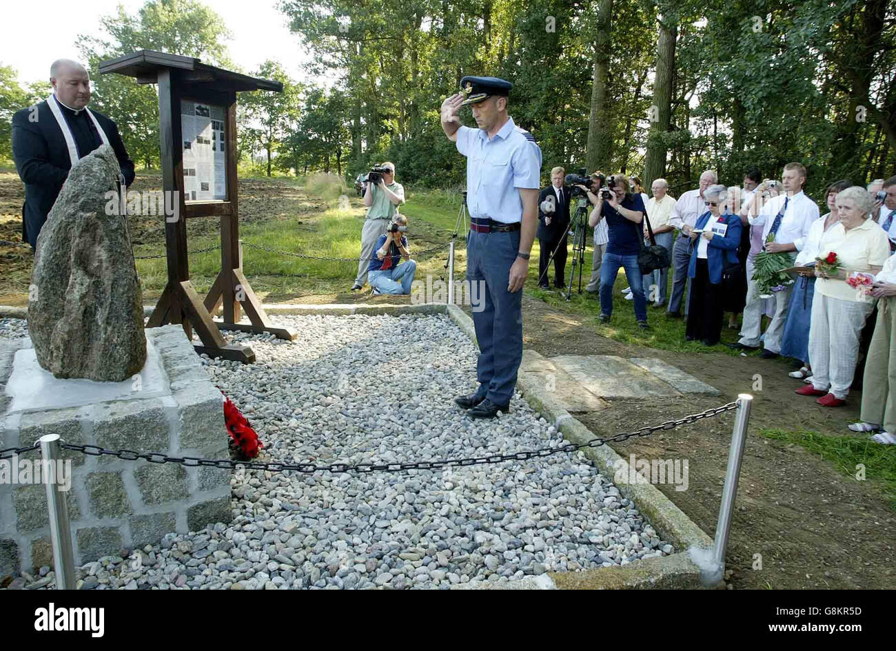 Il Capitano del Gruppo John Moloney Air Attache a Berlino, depone una corona da un nuovo memoriale vicino ad Annaburg in Germania, mercoledì 31 2005 agosto, accompagnato da amici e familiari dei sette membri dell'equipaggio che sono morti dopo che il loro Halifax Bomber si è schiantato nel sito nel marzo 1944 durante la seconda guerra mondiale. Vedere Airmen FUNERALI storia PA. PREMERE ASSOCIAZIONE foto. Il credito fotografico dovrebbe essere: Gareth Fuller/PA Foto Stock