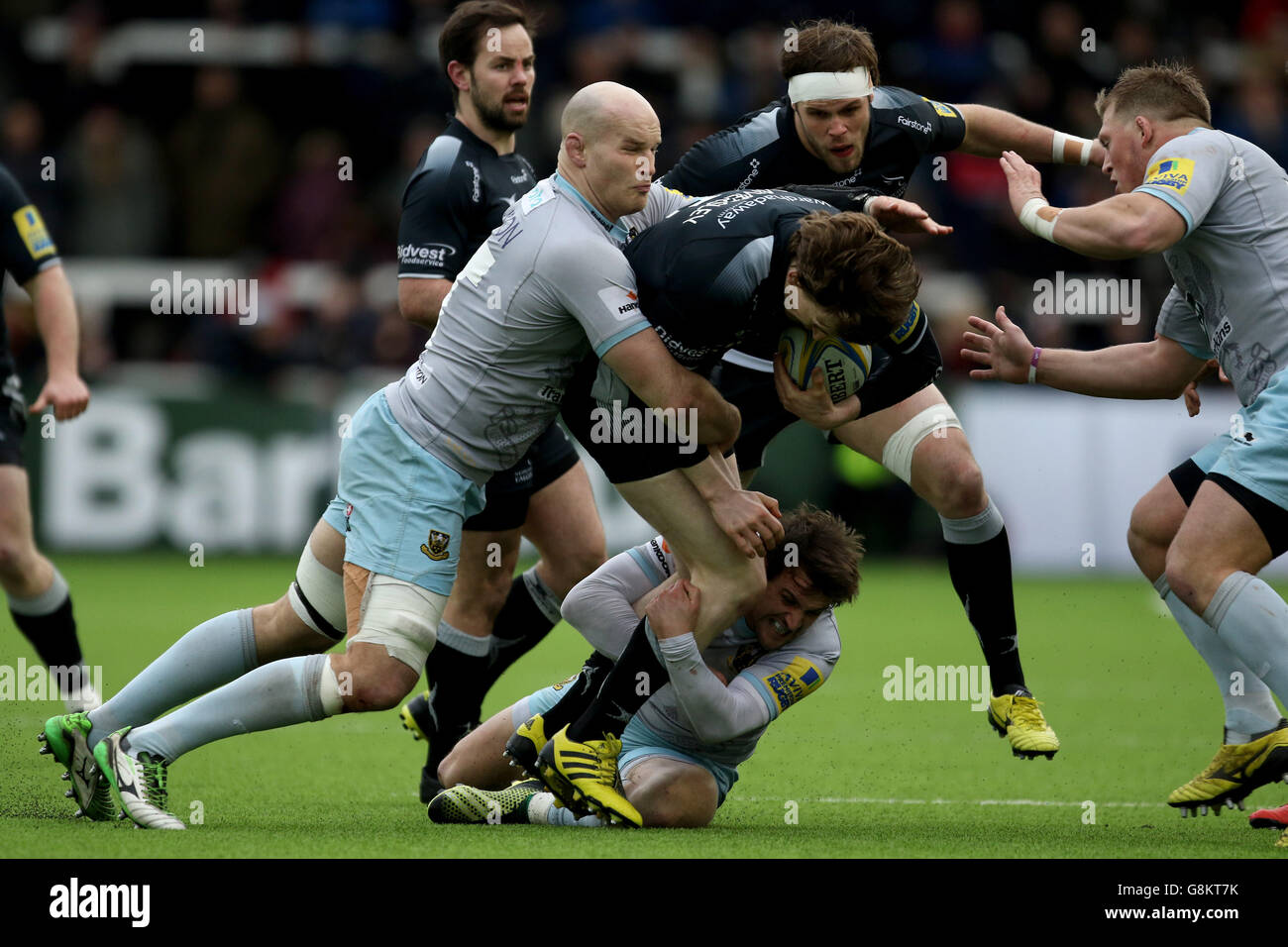 Simon Hammersley di Newcastle Falcons viene affrontato da Northampton Saints Sam Dickinson e Northampton Saints Lee Dickson durante la partita Aviva Premiership al Kingston Park di Newcastle. Foto Stock