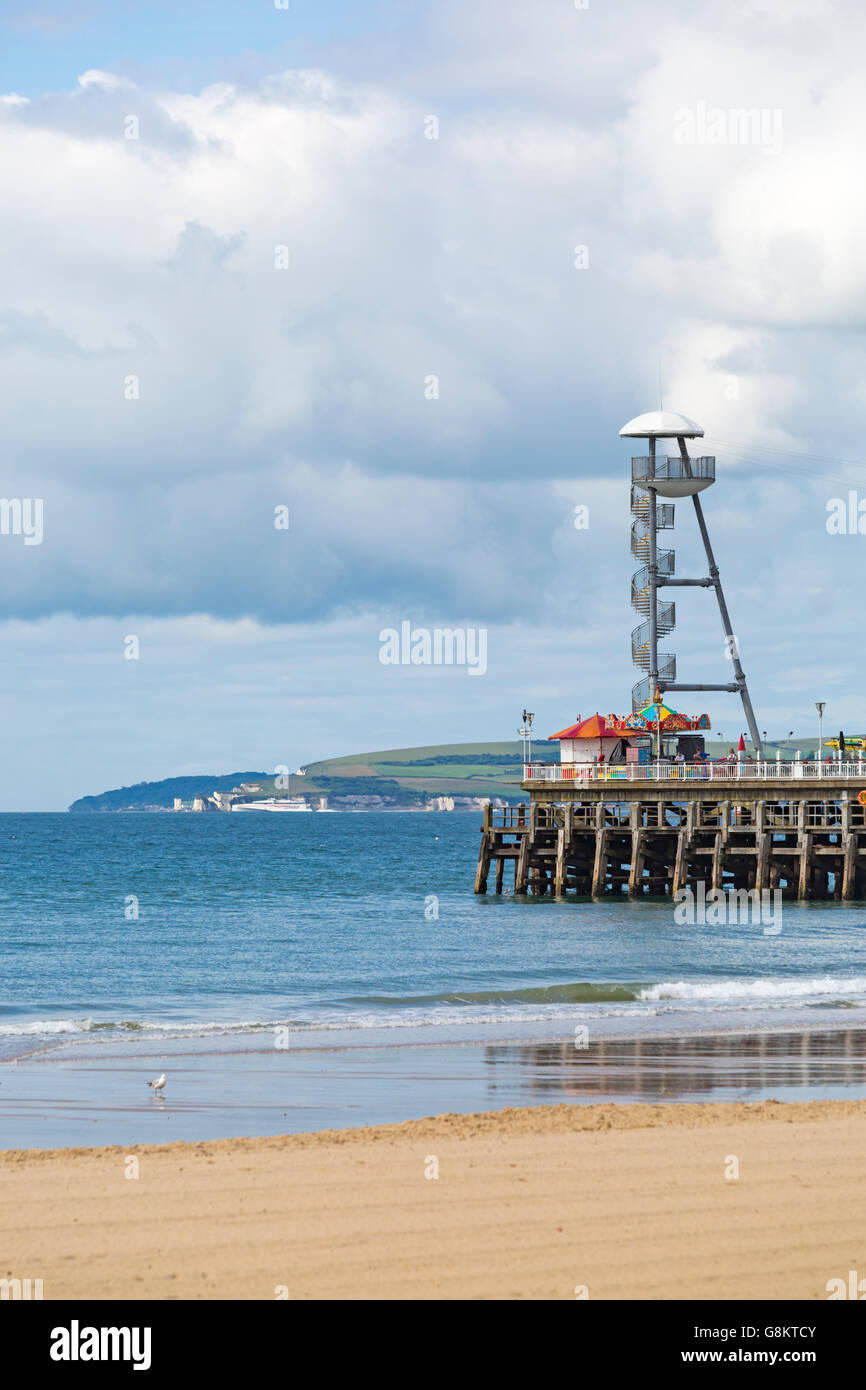 Bournemouth Beach e pier con vedute di Old Harry rocks e Purbecks con Traghetti Condor passando in giugno Foto Stock