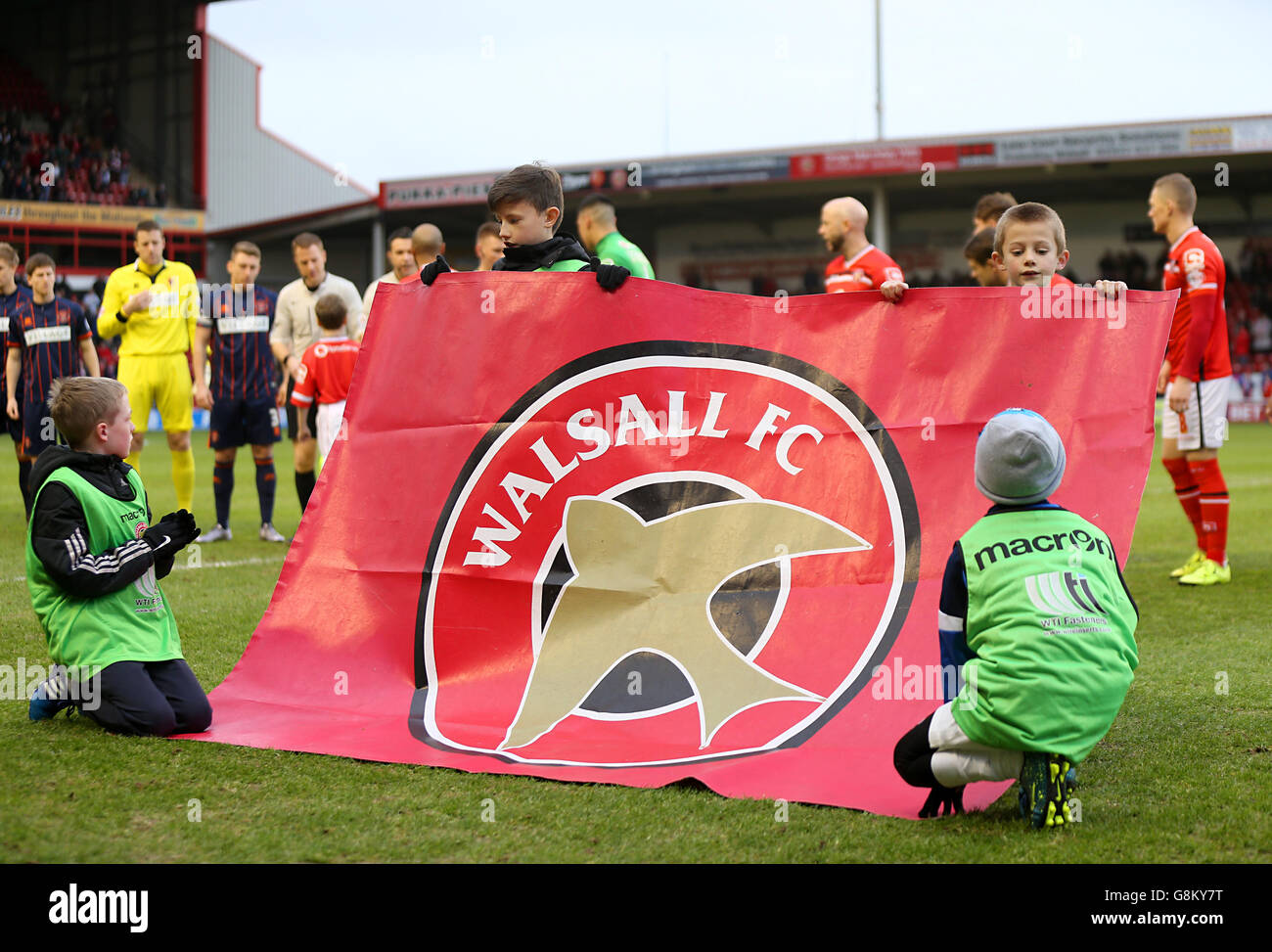 Walsall v Blackpool - Sky Bet League One - Banks's Stadium. Le mascotte hanno un banner Walsall FC. Foto Stock