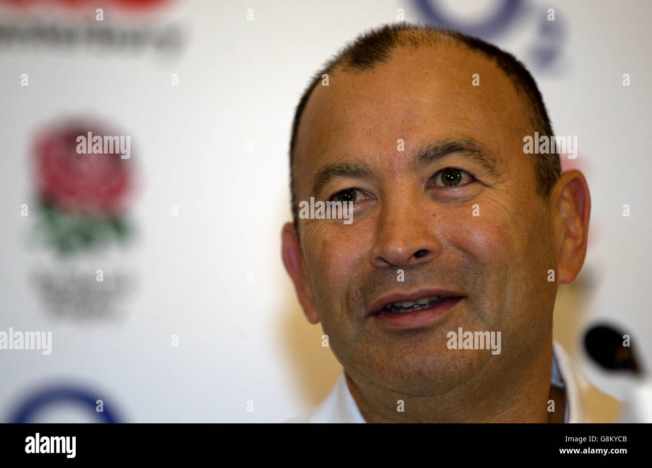 Conferenza stampa Inghilterra - Pennyhill Park. L'allenatore inglese Eddie Jones durante una conferenza stampa al Pennyhill Park di Bagshot. Foto Stock