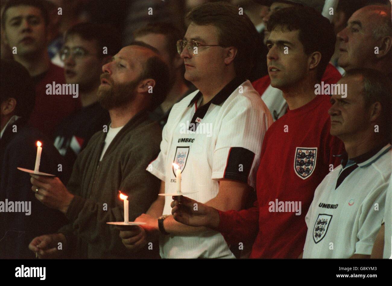 Calcio - qualificatore Coppa del mondo - Inghilterra / Moldavia. I fan inglesi tengono le candele durante un minuto di silenzio in memoria di Diana, Principessa del Galles Foto Stock