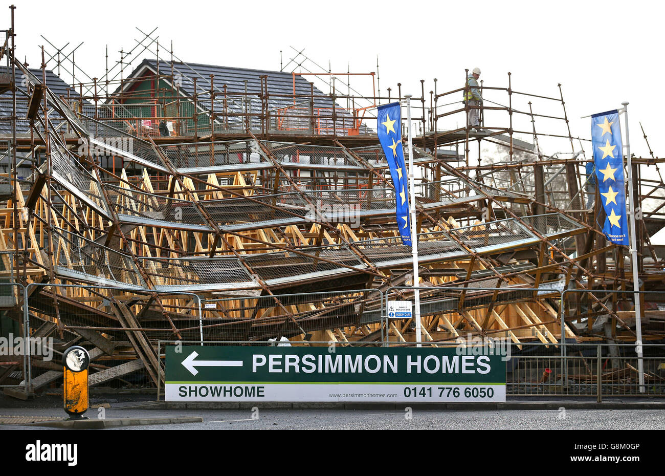 I rigatori rimuovono i ponteggi da un cantiere di costruzione a Lenzie dopo che è caduto giù durante la notte, come i venti di più di 90 mph hanno colpito l'ovest della Scozia mentre Storm Gertrude spazza il paese, causando i tagli di potere e la rottura di corsa. Foto Stock