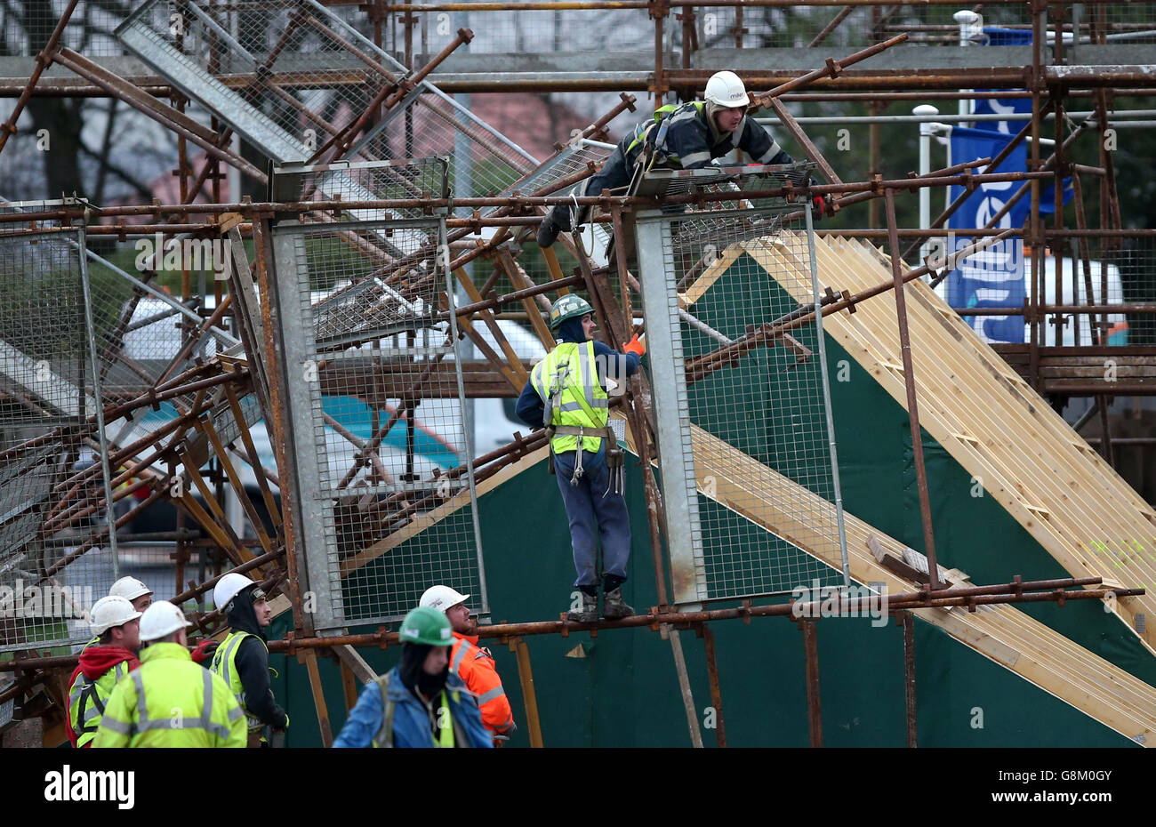 I rigatori rimuovono i ponteggi da un cantiere di costruzione a Lenzie dopo che è caduto giù durante la notte, come i venti di più di 90 mph hanno colpito l'ovest della Scozia mentre Storm Gertrude spazza il paese, causando i tagli di potere e la rottura di corsa. Foto Stock