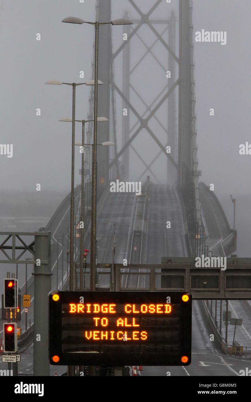 Il Forth Road Bridge a South Queensferry è chiuso a tutti i veicoli a causa di forti venti, come Storm Gertrude sta spazzando il paese con venti di oltre 90 mph, lasciando migliaia di case senza alimentazione, edifici danneggiati e il trasporto interrotto. Foto Stock