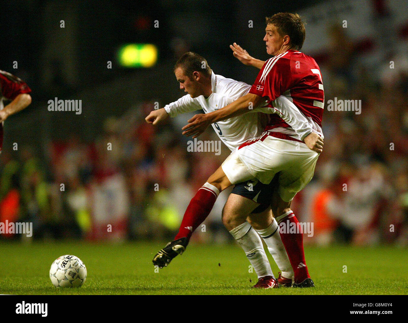 Calcio - Internazionale amichevole - Danimarca / Inghilterra - Parken Stadium. Wayne Rooney in Inghilterra e Daniel Agger in Danimarca lottano per la palla Foto Stock