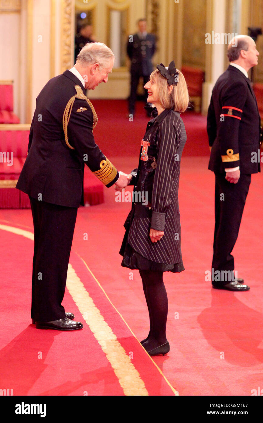 Carole Stone è stato creato come Comandante dell'Ordine dell'Impero britannico (CBE) dal Principe del Galles a Buckingham Palace, Londra. Foto Stock