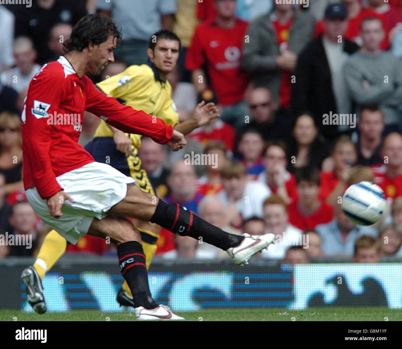 Il Ruud van Nistelrooy di Manchester United spara in meta Foto Stock