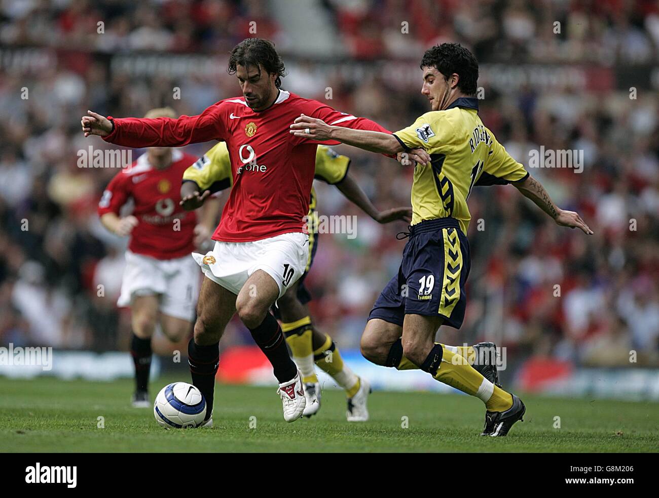 Ruud van Nistelrooy di Manchester United e Liam Ridgewell di Aston Villa. Foto Stock