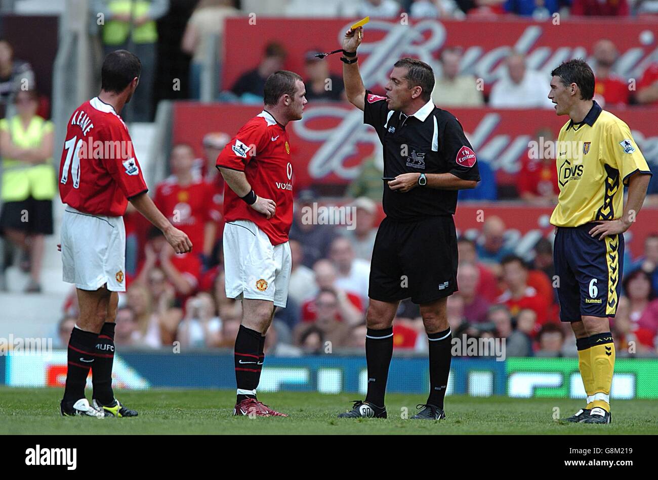 Il Wayne Rooney di Manchester United è prenotato dall'arbitro P Dowd Foto Stock