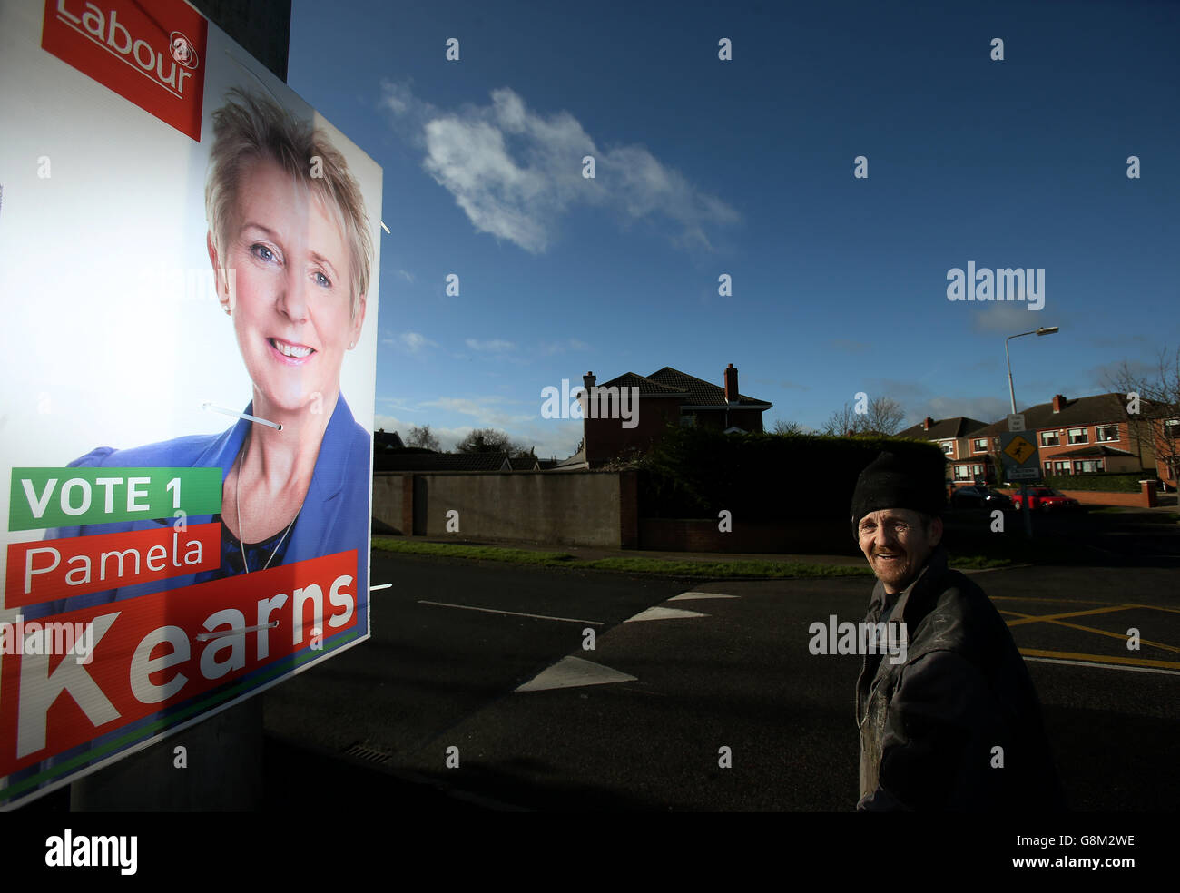 Un manifesto elettorale per il candidato laburista Pamela Kearns è visto su Knocklyon Road a Dublino prima dell'annuncio delle elezioni del 2016, in quanto le autorità sono state esortate a multa le speranze delle elezioni generali che flout la legge mettendo su manifesti campagna prima che il sondaggio è chiamato. Foto Stock