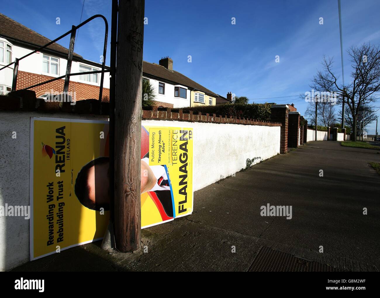 Un poster di riunione pubblica per il candidato Renua Terence Flanagan è visto su Kilbarrack Road a Dublino prima dell'annuncio delle elezioni del 2016, in quanto le autorità sono state esortate a multa le speranze delle elezioni generali che flout la legge mettendo su poster campagna prima che il sondaggio è chiamato. Foto Stock
