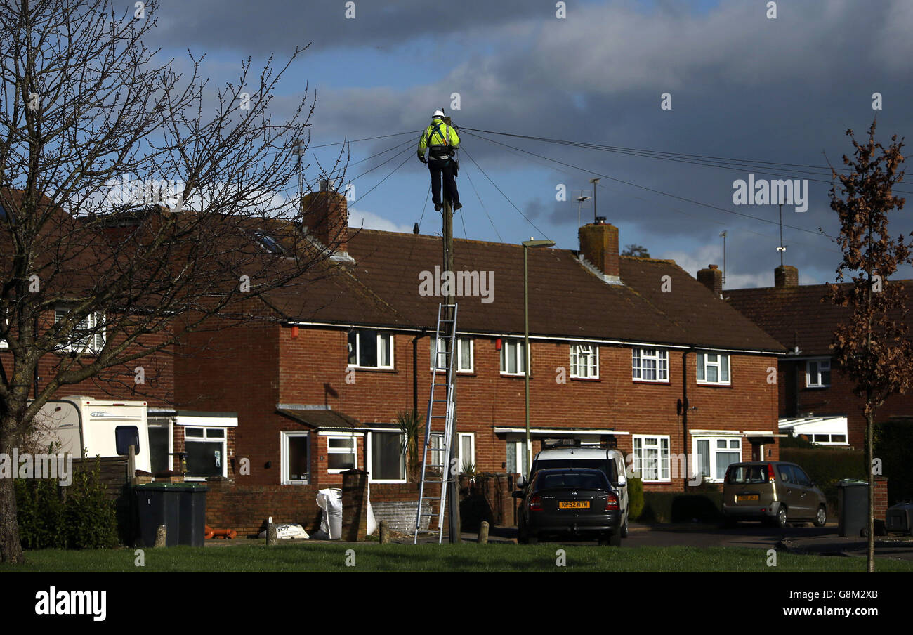Un ingegnere BT Openreach che lavora su linee telefoniche a Havant, Hampshire, come BT banda larga e telefoni fissi sono giù in tutto il Regno Unito, l'azienda ha detto. Foto Stock