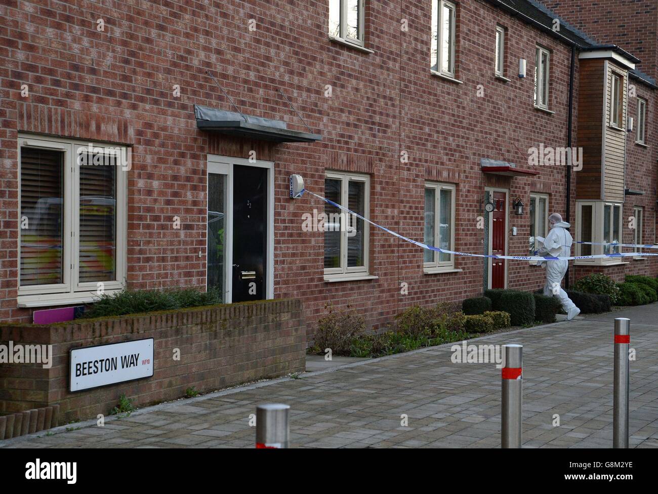 Ufficiali forensi sulla scena di Beeston Way, Allerton Bywater vicino a Leeds, dopo che tre persone, riferite di essere una donna e due bambini, sono stati trovati morti in una casa. Foto Stock