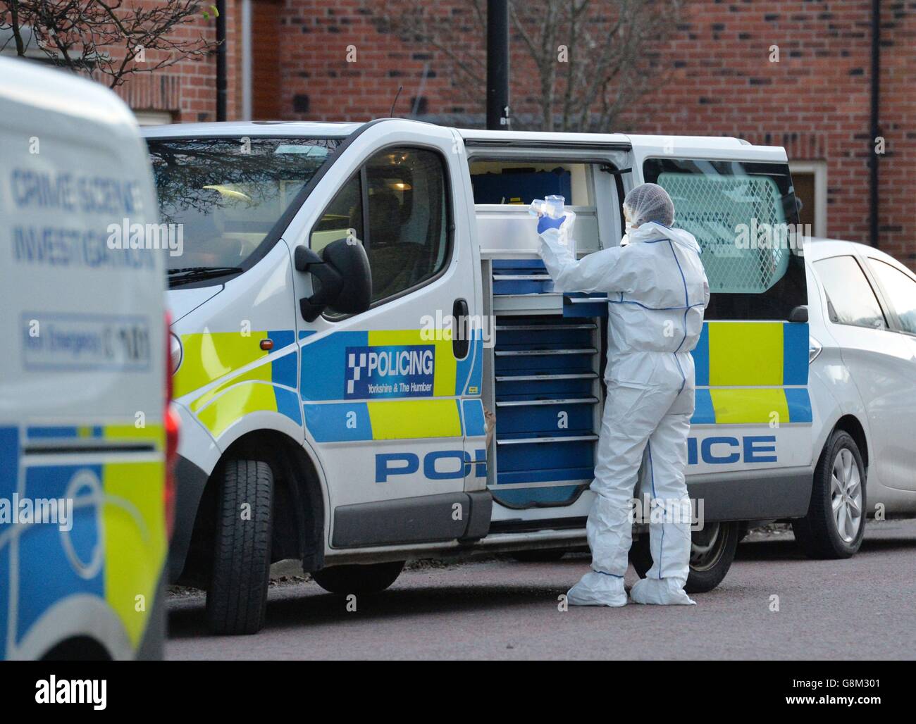 Polizia e ufficiali forensi sulla scena di Beeston Way, Allerton Bywater vicino a Leeds, dopo che tre persone, dichiarate essere una donna e due bambini, sono stati trovati morti in una casa. Foto Stock