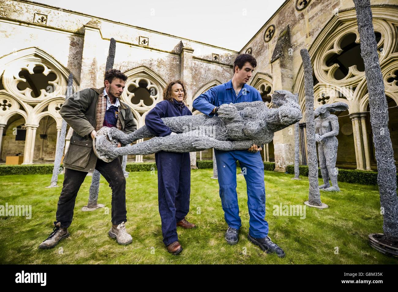 L'installazione artistica di Sophie Ryder Lady-hares nella foresta, composta da cinque sculture in filo galvanizzato, è inclusa nella mostra delle sue relazioni alla Cattedrale di Salisbury. Foto Stock