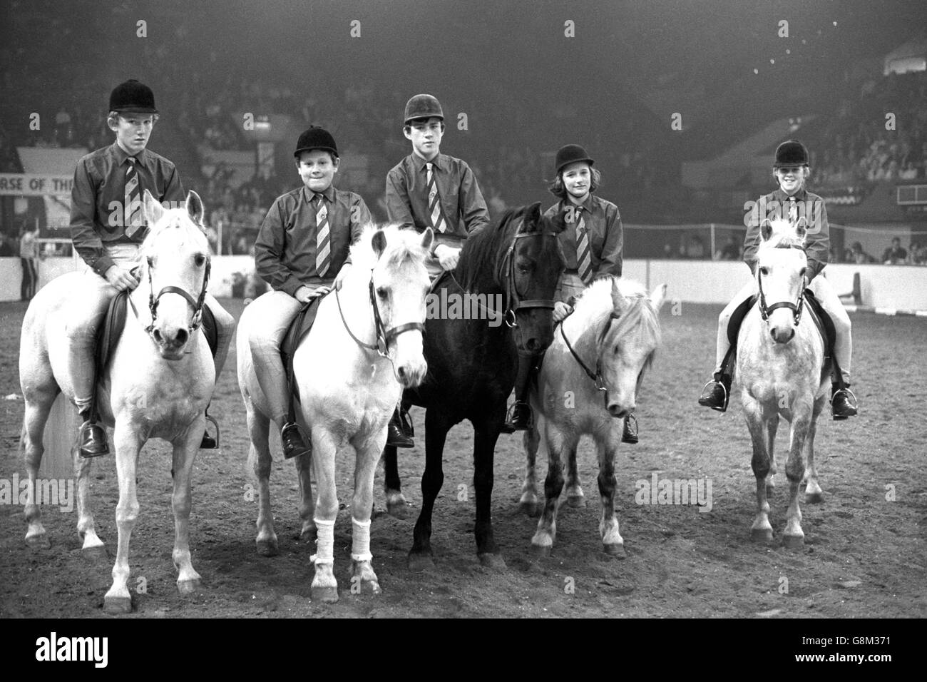 Il team di cinque membri del Tanatside Pony Club ha gareggiato nel campionato di giochi montati per la Prince Philip Cup al Horse of Year Show di Wembley. (l-r) Rowland Fernyhough, 12, on Starlight, Christopher Fernyhough, 11, on Pimpernel, Kenton Jones, 14, on Mingo, Janette Williams, 14, on Misty, and Sian Cadwallader, 11, on Pegasus. Foto Stock