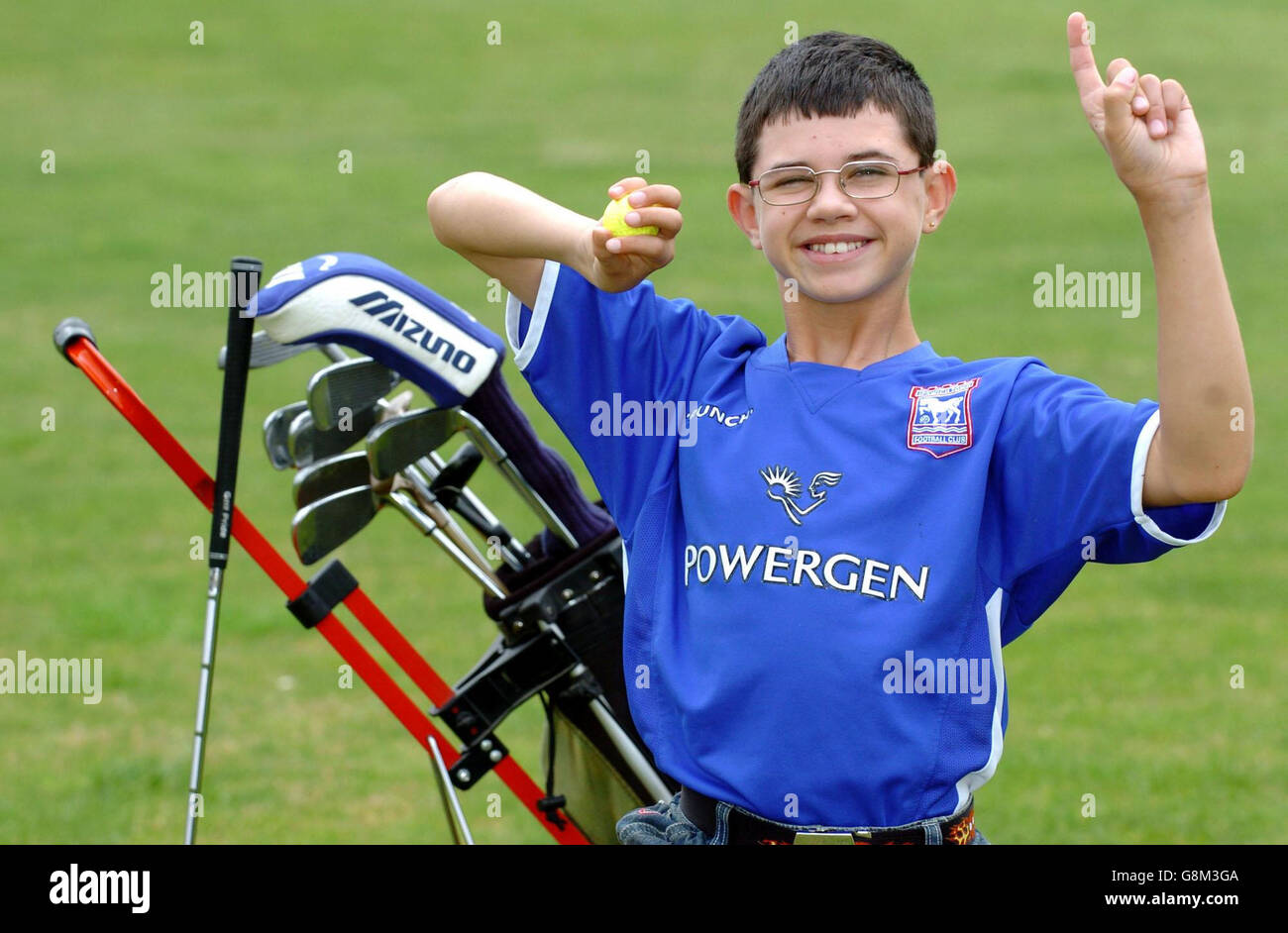 Giovane golfista John Smith, 13 anni, di Martlesham Heath, Ipswich, dopo un buco in uno durante un turno. Il tredicenne John, che soffre di paralisi cerebrale, e altalea il suo golf club con un braccio segnò il buco in uno, sull'ottava buca al Fynn Valley Golf Club di Witnesham, vicino a Ipswich. Foto Stock