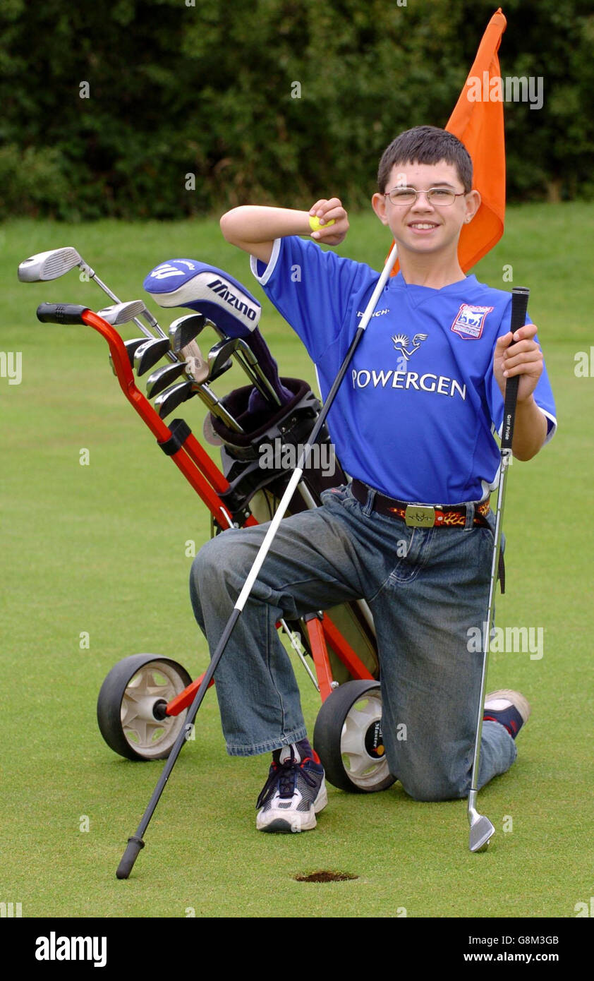 Giovane golfista John Smith, 13 anni, di Martlesham Heath, Ipswich, dopo un buco in uno durante un turno. Il tredicenne John, che soffre di paralisi cerebrale, e altalea il suo golf club con un braccio segnò il buco in uno, sull'ottava buca al Fynn Valley Golf Club di Witnesham, vicino a Ipswich. Foto Stock