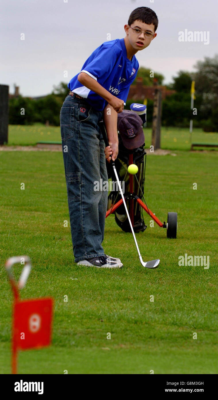 Giovane golfista John Smith, 13 anni, di Martlesham Heath, Ipswich, dopo un buco in uno durante un turno. Il tredicenne John, che soffre di paralisi cerebrale, e altalea il suo golf club con un braccio segnò il buco in uno, sull'ottava buca al Fynn Valley Golf Club di Witnesham, vicino a Ipswich. Foto Stock