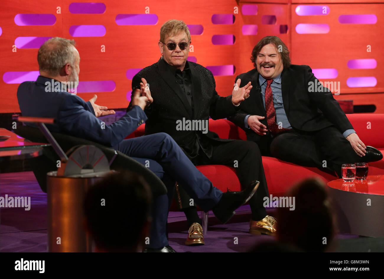 (Da sinistra a destra) host Graham Norton con Sir Elton John e Jack Black durante le riprese del Graham Norton Show ai London Studios, a sud di Londra, in onda sulla BBC One il venerdì sera. Foto Stock